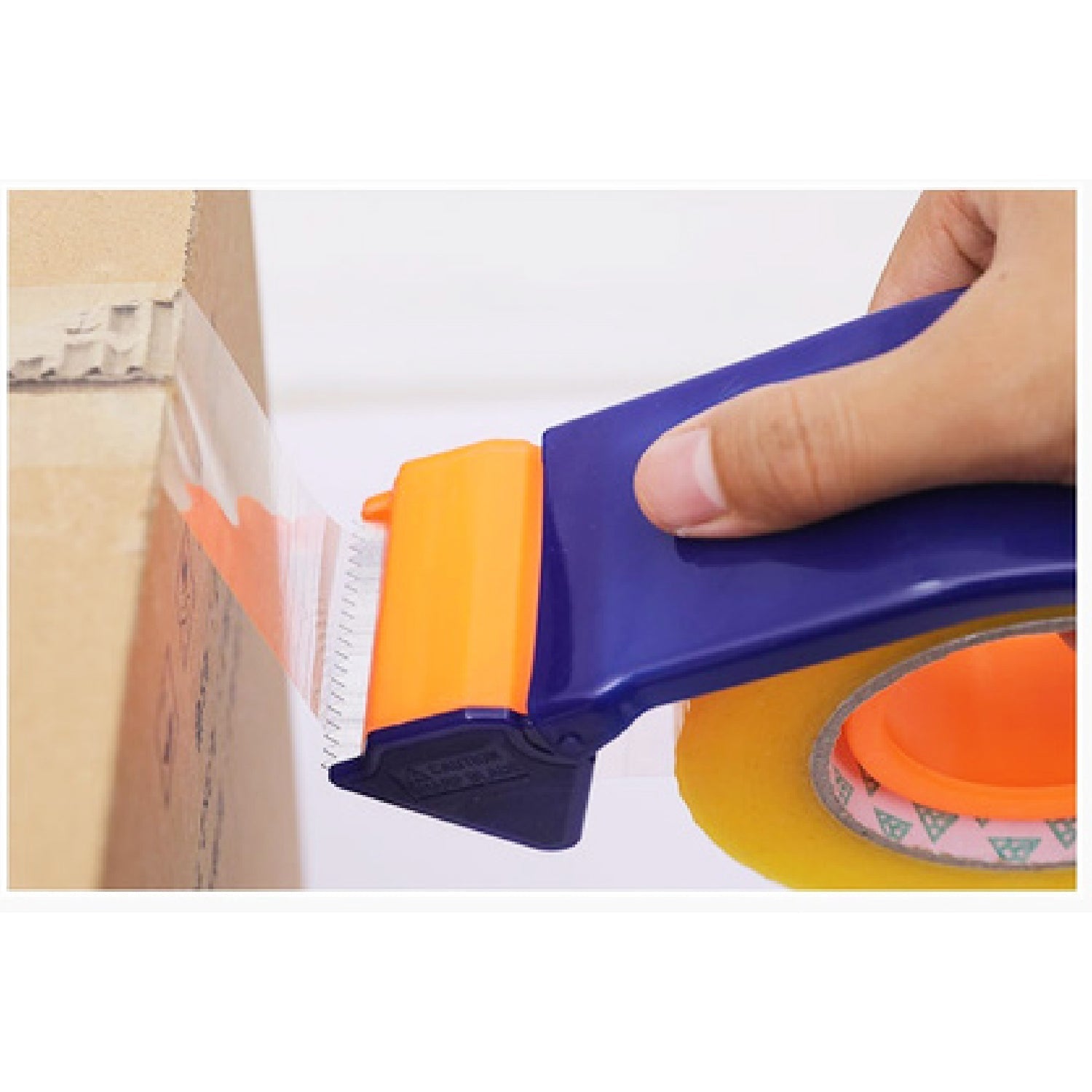Portable tape cutter device Portable tape cutter device